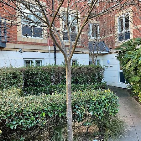 Modern 2 Bed Apt In Egham High Street, With Private Parking And Wifi Διαμέρισμα Εξωτερικό φωτογραφία