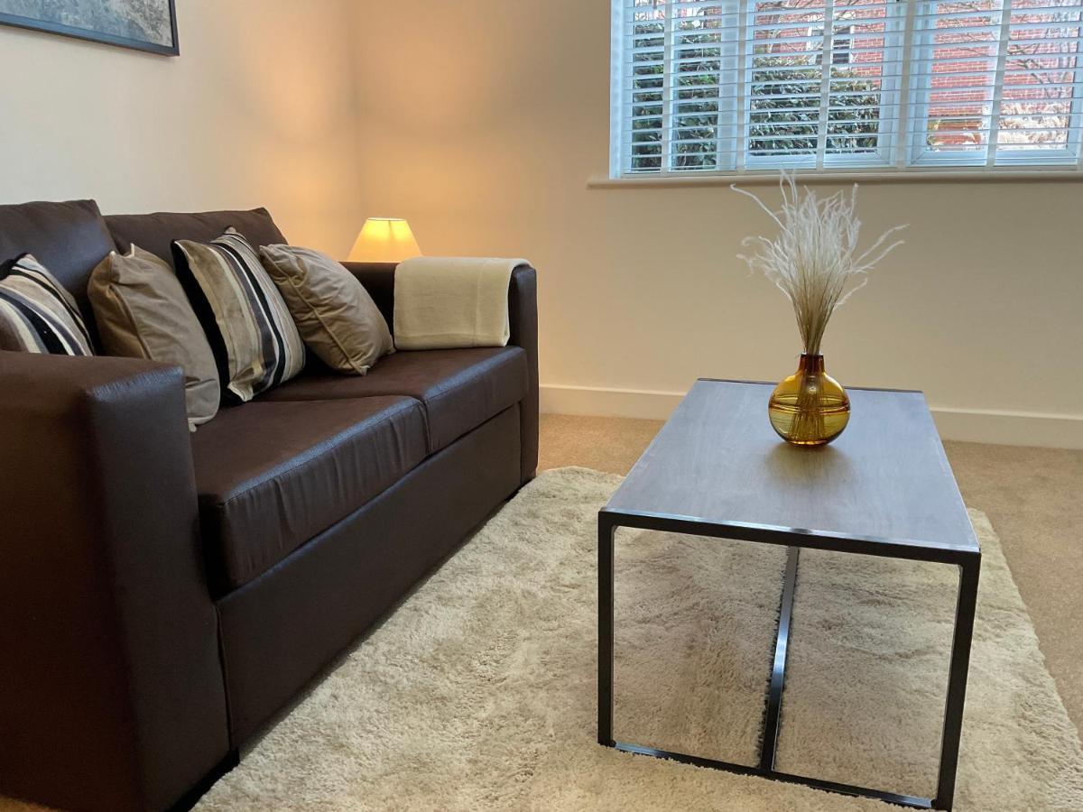 Modern 2 Bed Apt In Egham High Street, With Private Parking And Wifi Διαμέρισμα Εξωτερικό φωτογραφία