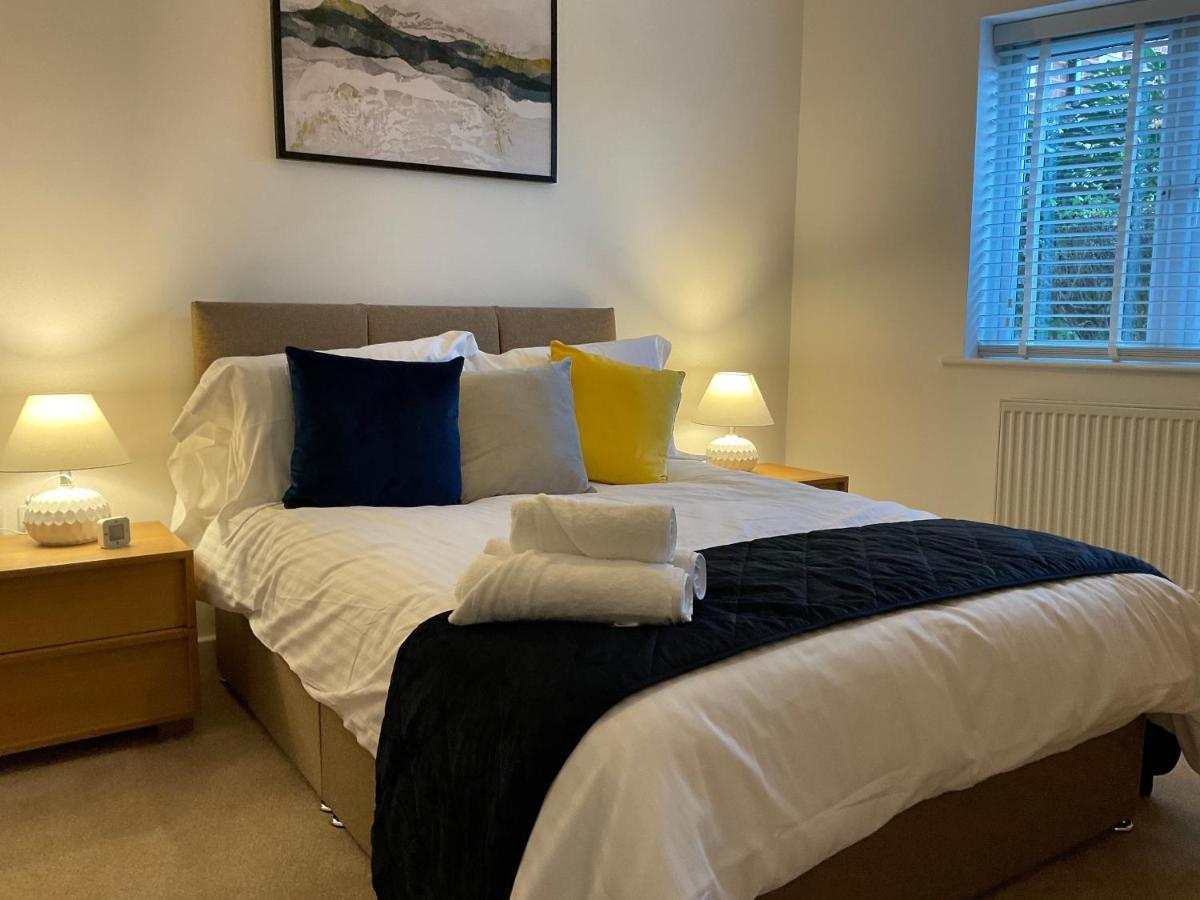 Modern 2 Bed Apt In Egham High Street, With Private Parking And Wifi Διαμέρισμα Εξωτερικό φωτογραφία